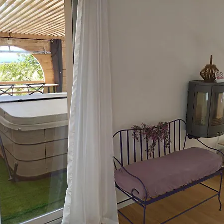 Le Des Lavandes Panoramique Bed & Breakfast Valensole