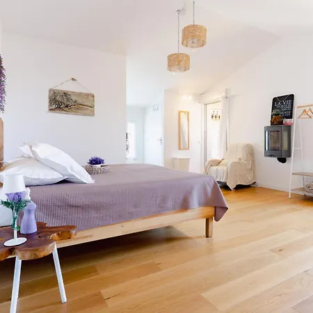 Le Des Lavandes Panoramique Bed & Breakfast